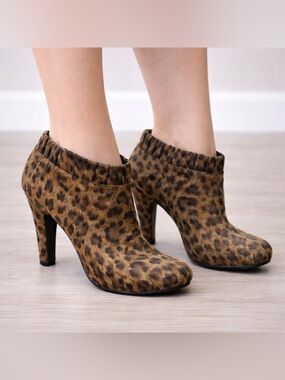 Sam & Libby Animal Print Ankle Booties‎ Size 8 faux suede.